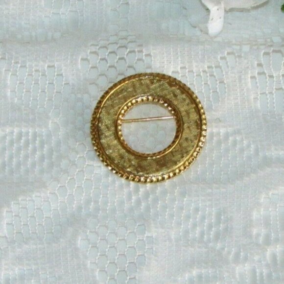 Vintage Brooch Gold Tone Circle Pin - Picture 1 of 4